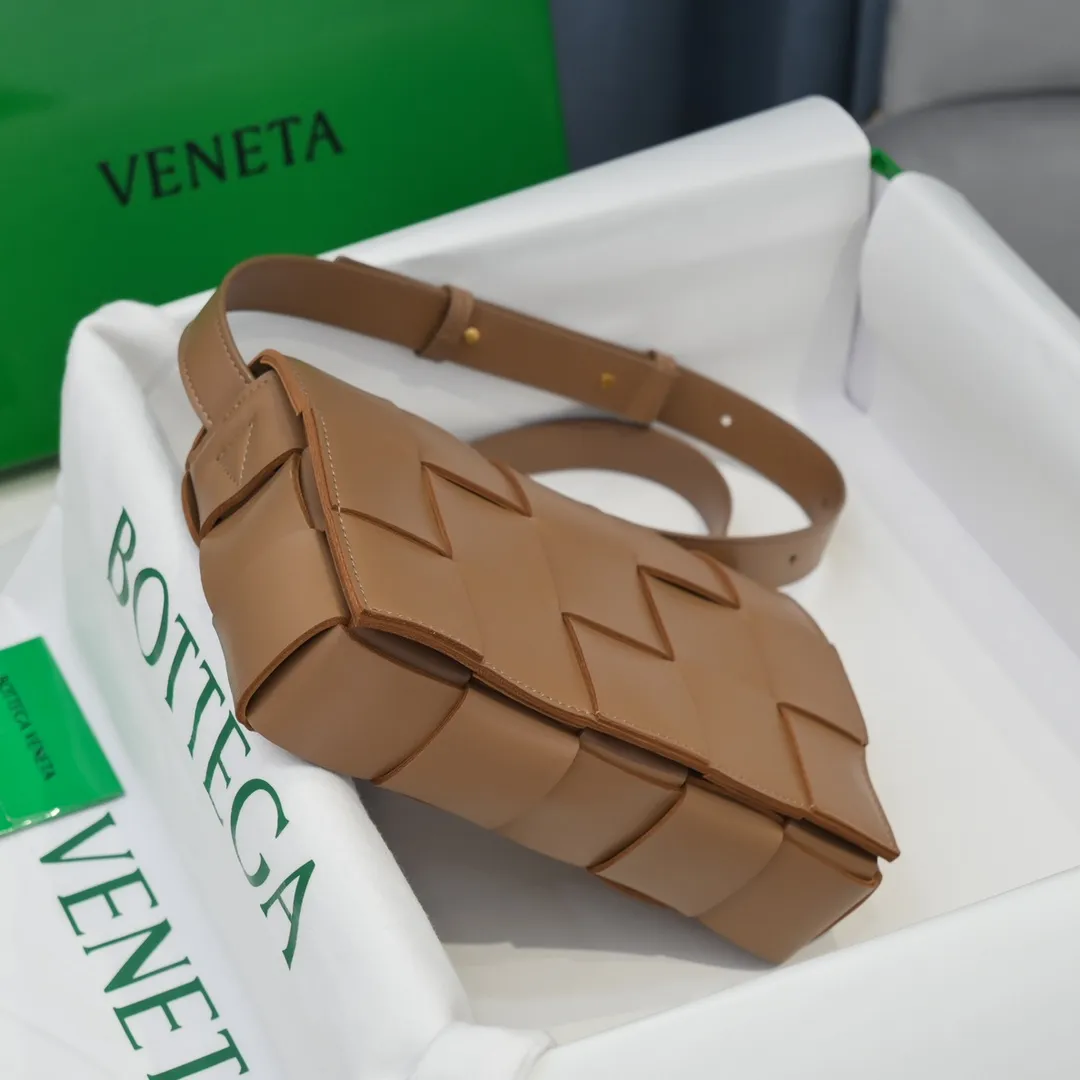 Batch 1420 Real shots 👇BV Cassette’s trendy design is earth-shakingly beautiful. The handsome style with flamboyant personality has completely changed the boring style in the past. Beauty is a topic that women can never refuse. Walking on the streets of Milan, you can see her figure everywhere. It is called tofu bag, original sheepskin: the key point is that it can be controlled by both men and women, and has become a big celebrity in the fashion circle. Size 23*15*15 [6687#]